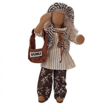 Sehr cool gekleidete Frau mit Blumenhose